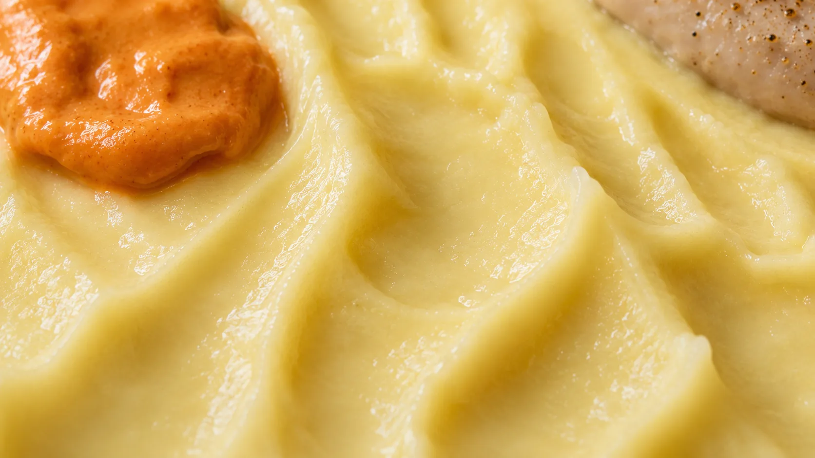 El puré con un punto de salsa, muy de cerca